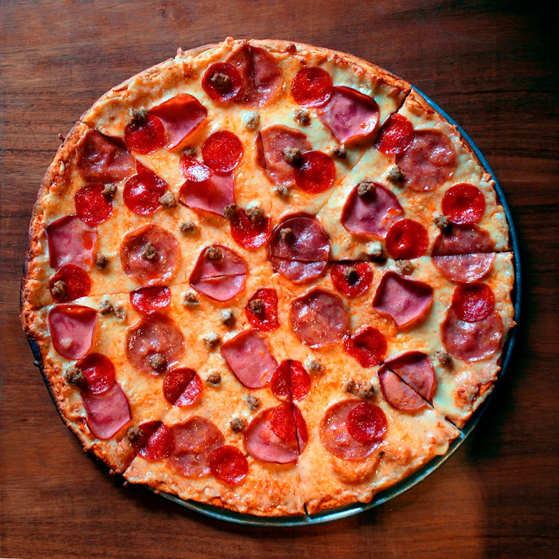 Pizza saindo do forno a lenha